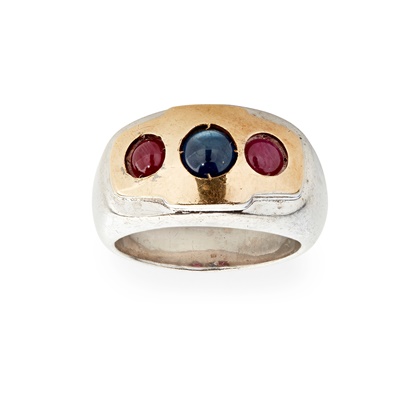 Lot 53 - A sapphire and ruby set three stone ring