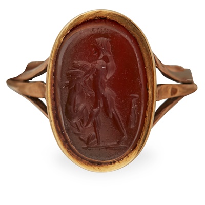 Lot 117 - An early 19th century gold mounted sardonyx intaglio ring