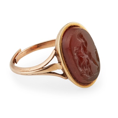 Lot 117 - An early 19th century gold mounted sardonyx intaglio ring