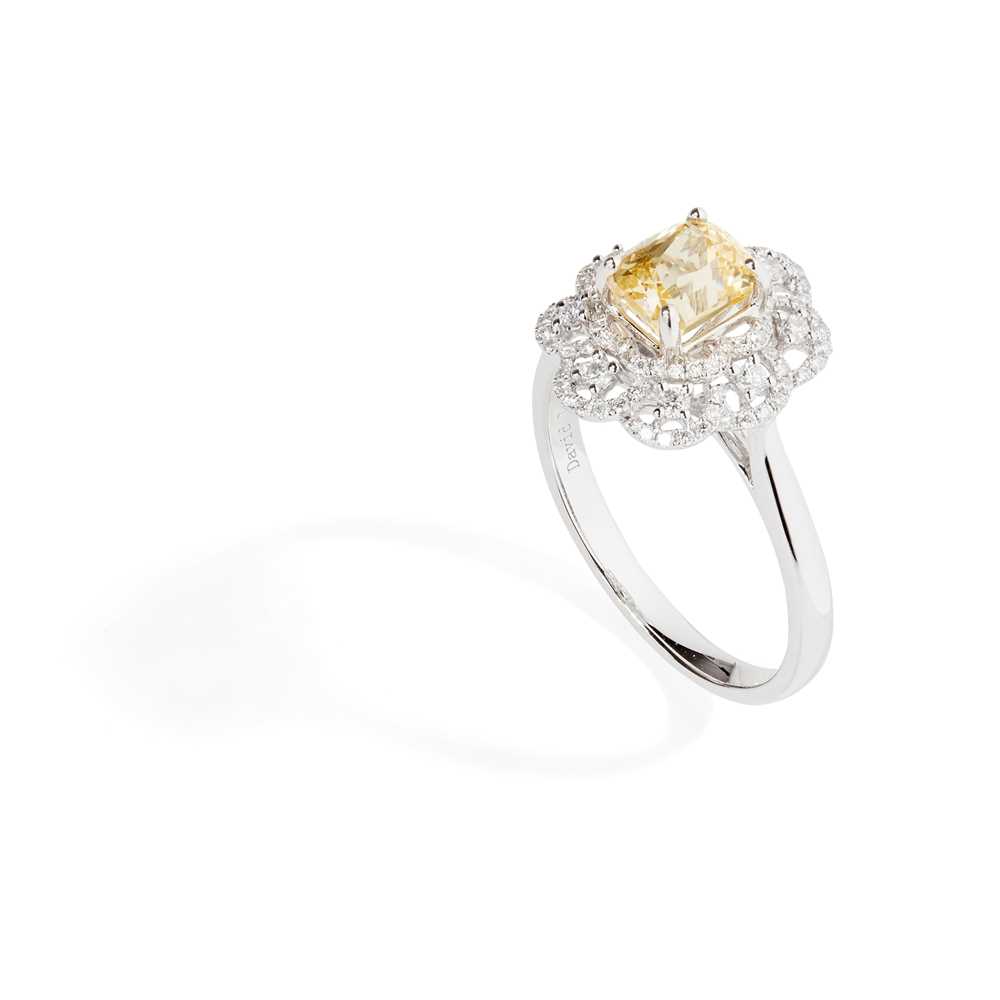 Lot 81 - A yellow sapphire and diamond cluster ring