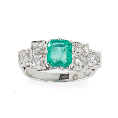 Lot 87 - A Colombian emerald and diamond set ring