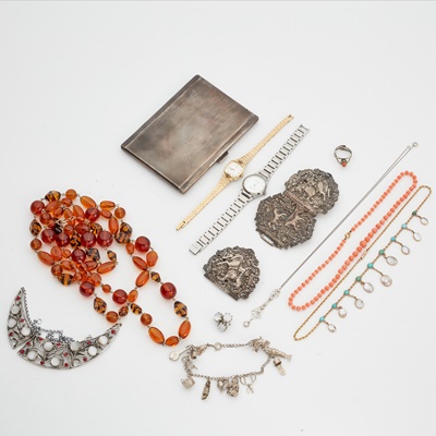 Lot 124 - A collection of jewellery