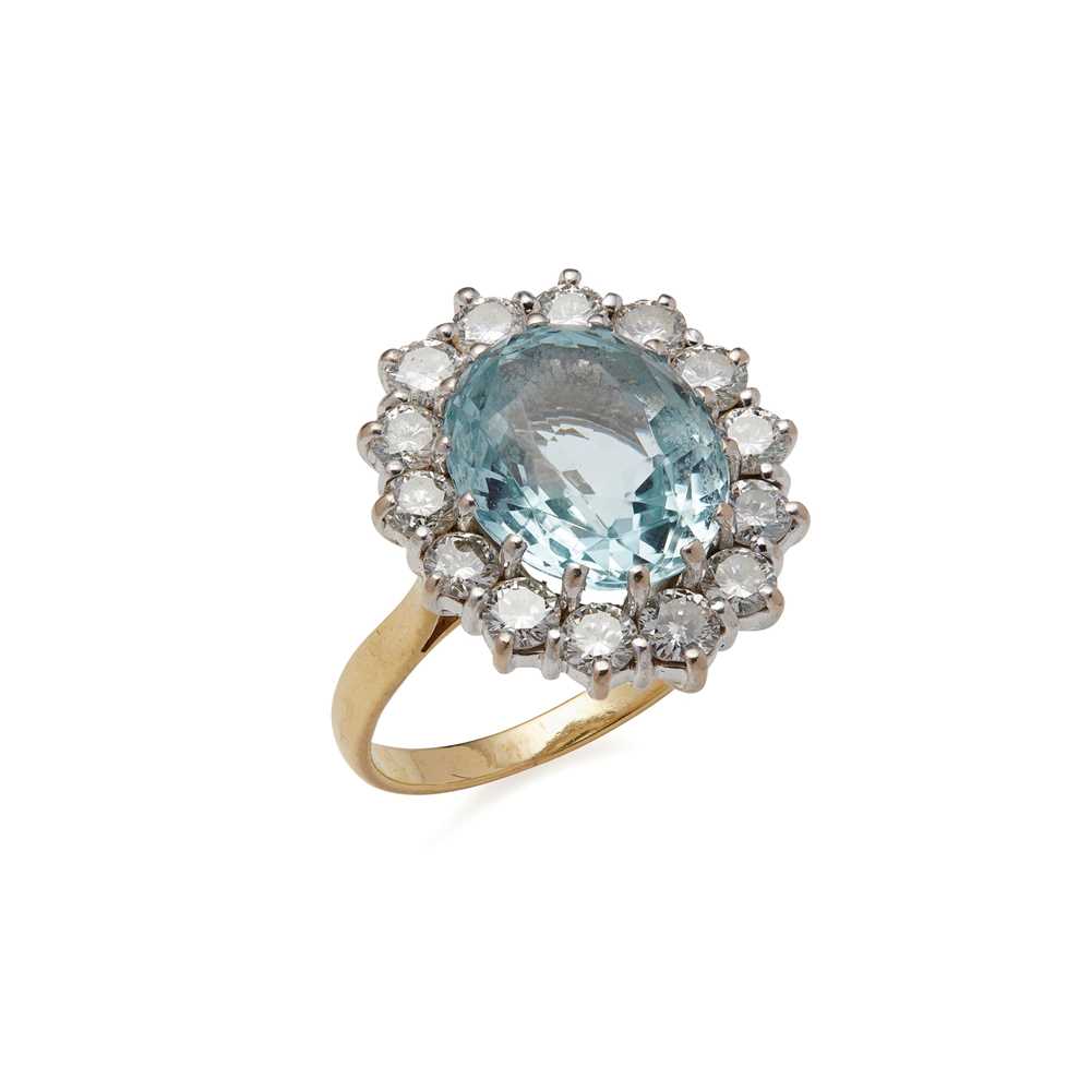 Lot 74 - An aquamarine and diamond set cluster ring