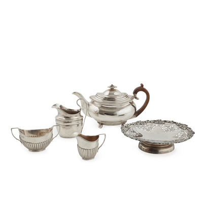 Lot 330 - A late George III teapot