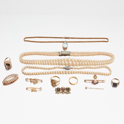 Lot 126 - A collection of jewellery