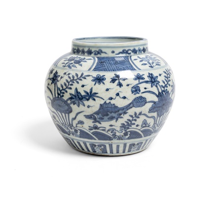 Lot 213 - BLUE AND WHITE 'FISH' JAR