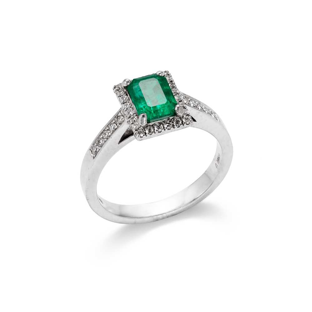 Lot 59 - An emerald and diamond ring