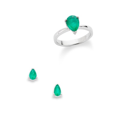 Lot 65 - An emerald single-stone ring and pair of earrings