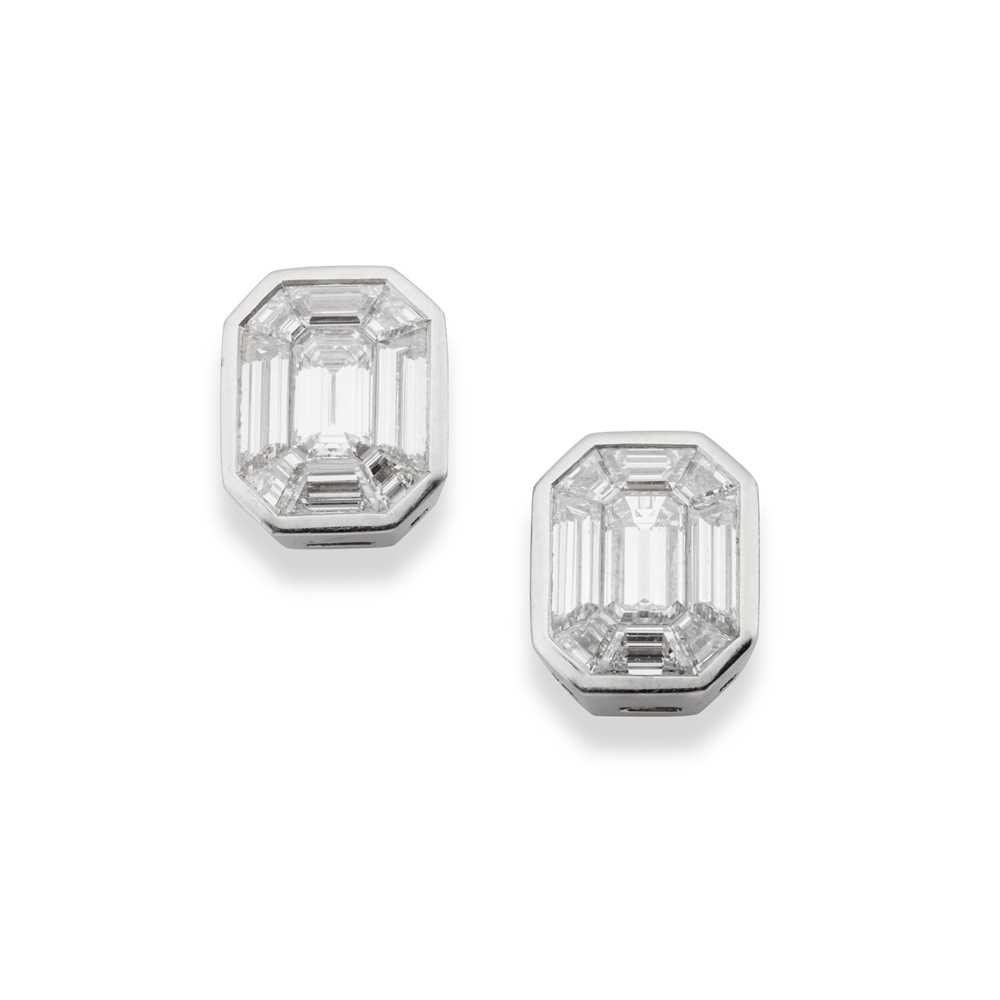 Lot 105 - A pair of diamond cluster earrings