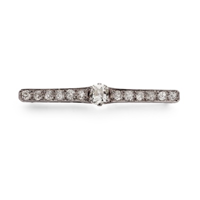 Lot 125 - An early 20th century diamond bar brooch