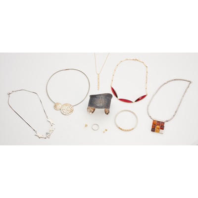 Lot 129 - A collection of jewellery