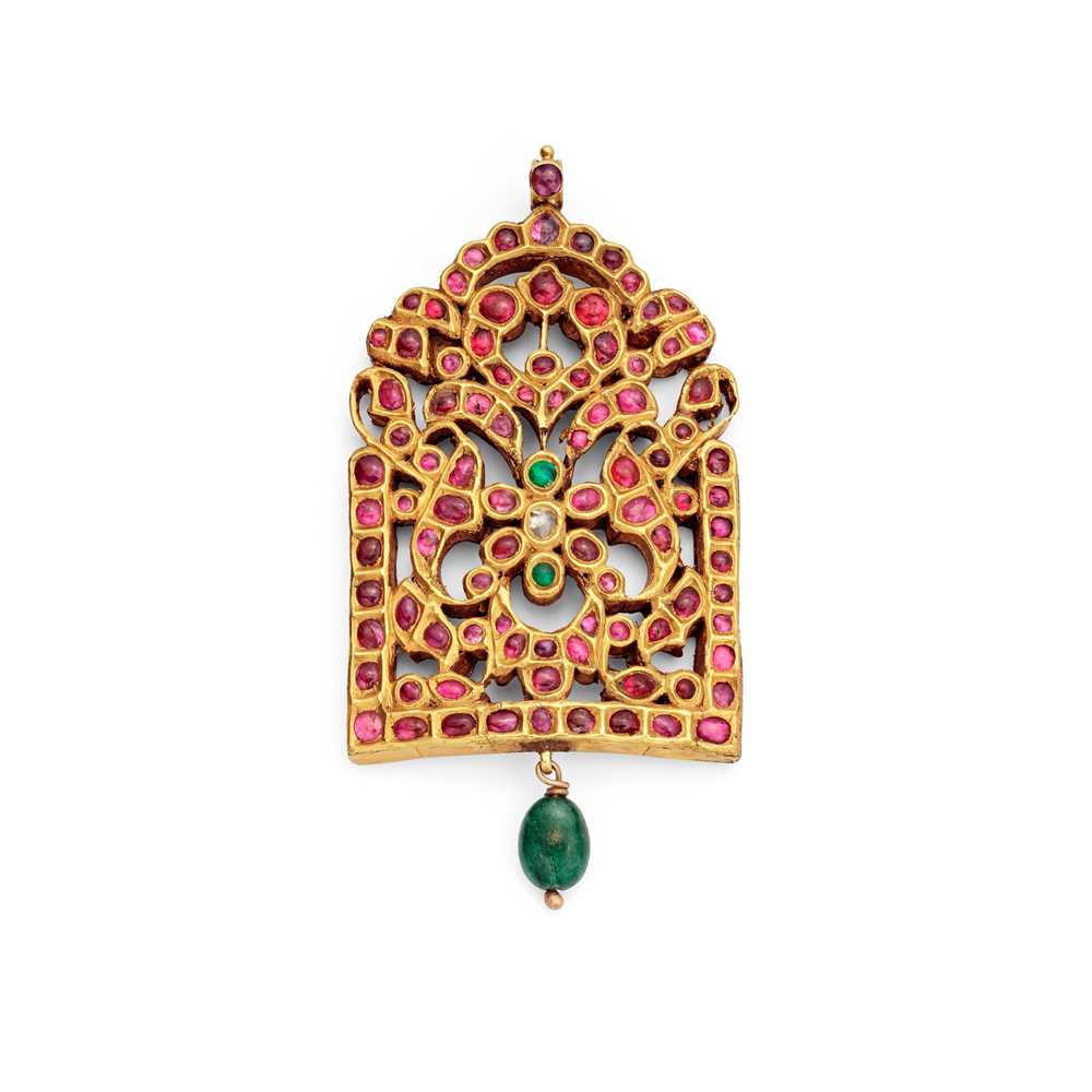 Lot 71 - An Indian gem-set pendant