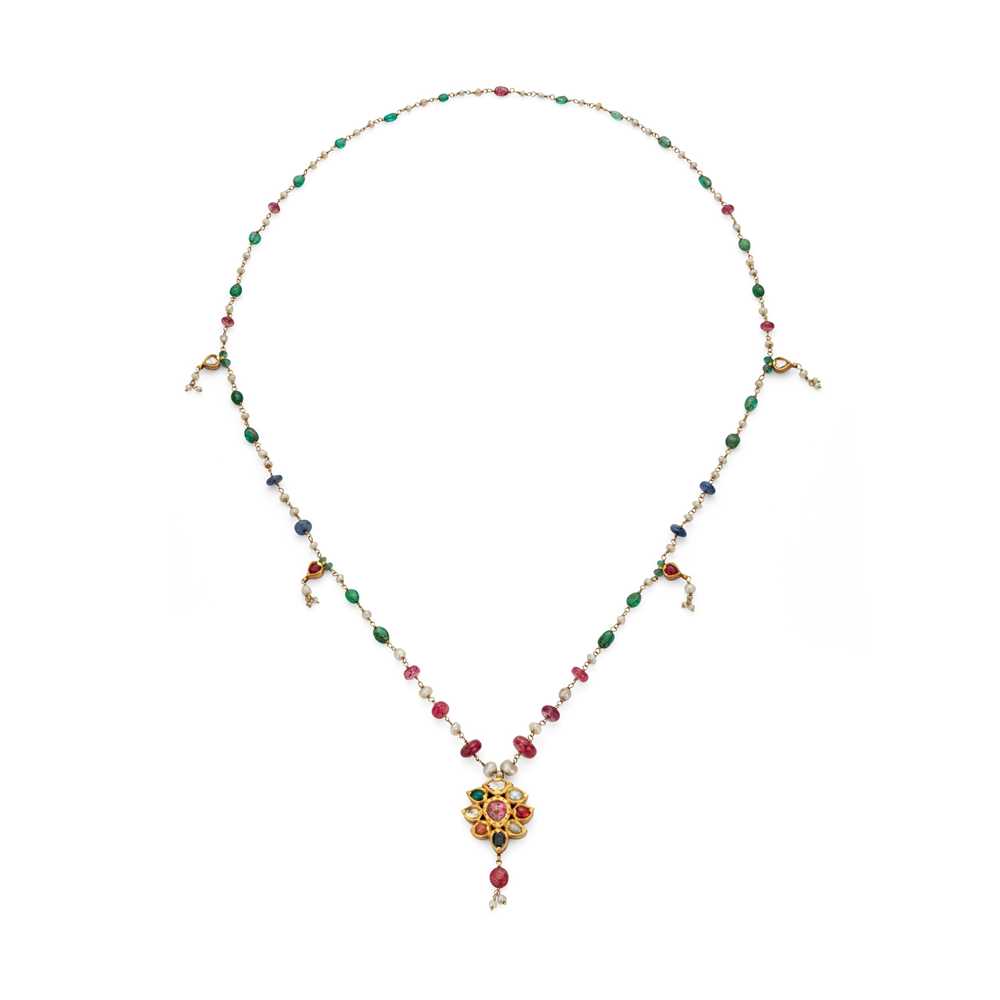 Lot 73 - An Indian Navaratna pendant necklace