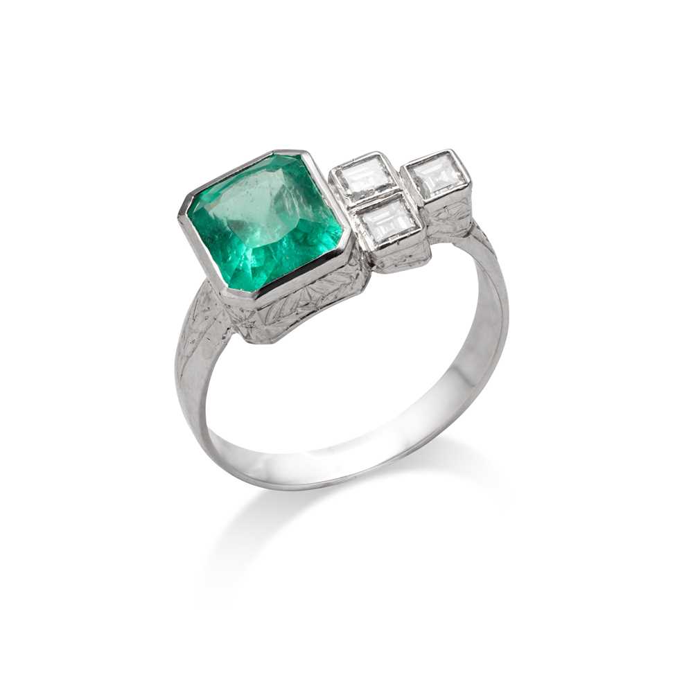 Lot 121 - An emerald and diamond ring