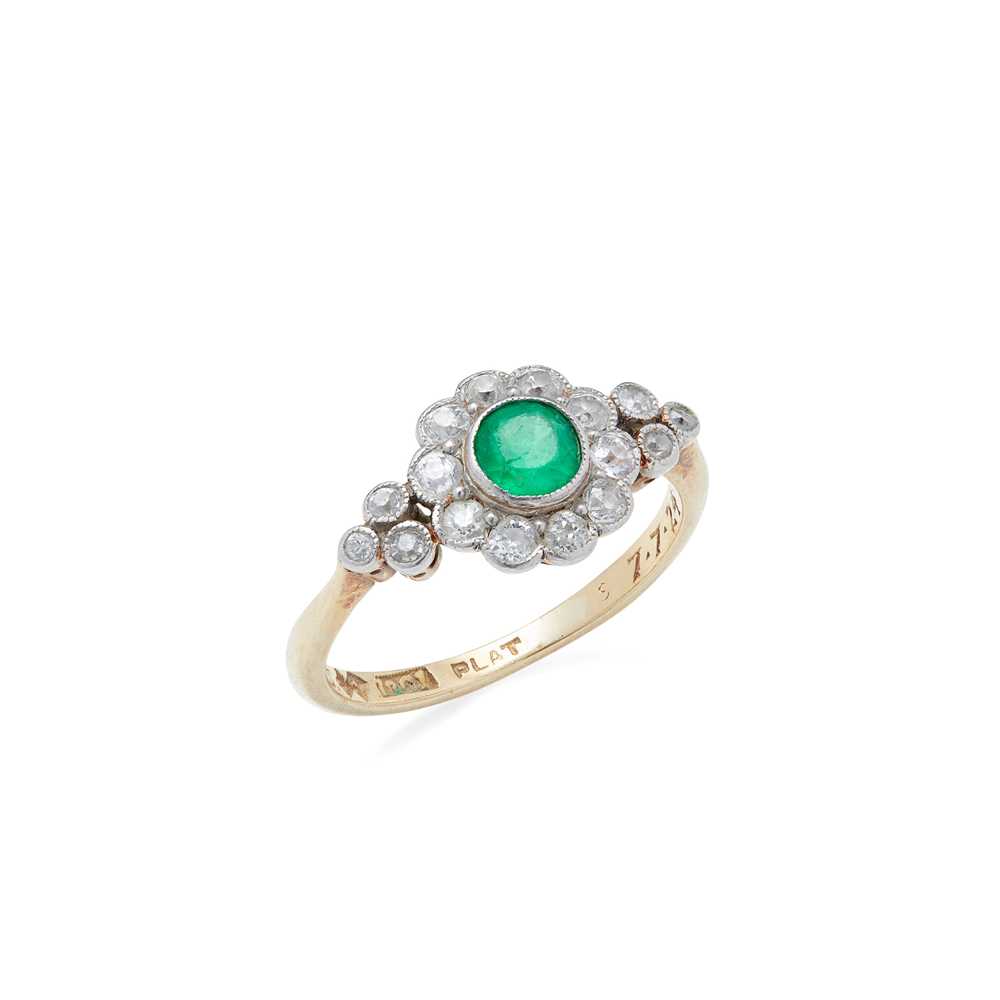 Lot 71 - An emerald and diamond set cluster ring