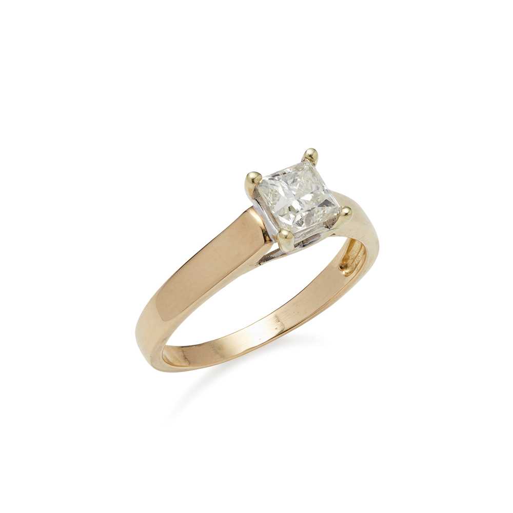Lot 63 - A single stone diamond set ring