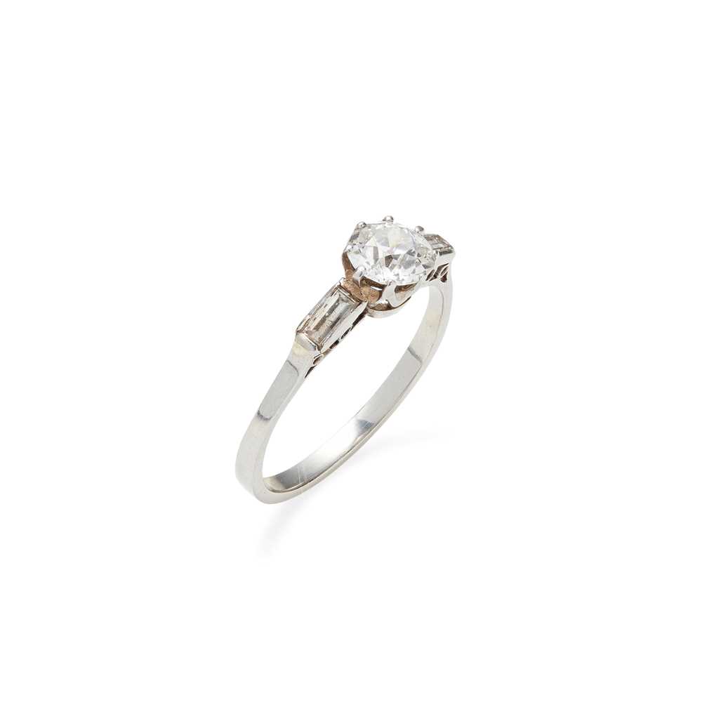 Lot 3 - An Art-Deco diamond set ring