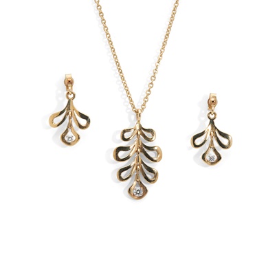 Lot 12 - A diamond pendant necklace and matching earrings
