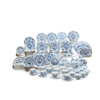 Lot 529 - EXTENSIVE BLUE AND WHITE MEISSEN 'ONION' PATTERN DINNER SERVICE