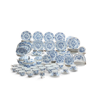 Lot 529 - EXTENSIVE BLUE AND WHITE MEISSEN 'ONION' PATTERN DINNER SERVICE
