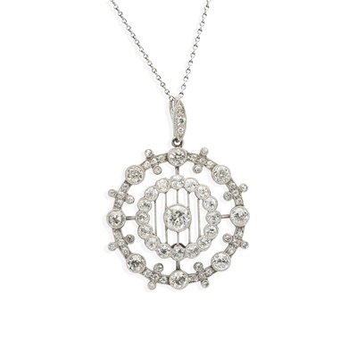 Lot 17 - A Belle Époque diamond pendant necklace