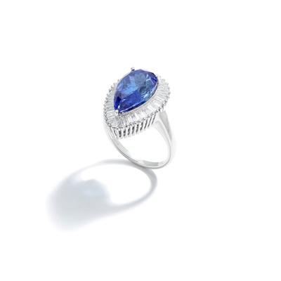 Lot 46 - A tanzanite and diamond dress ring