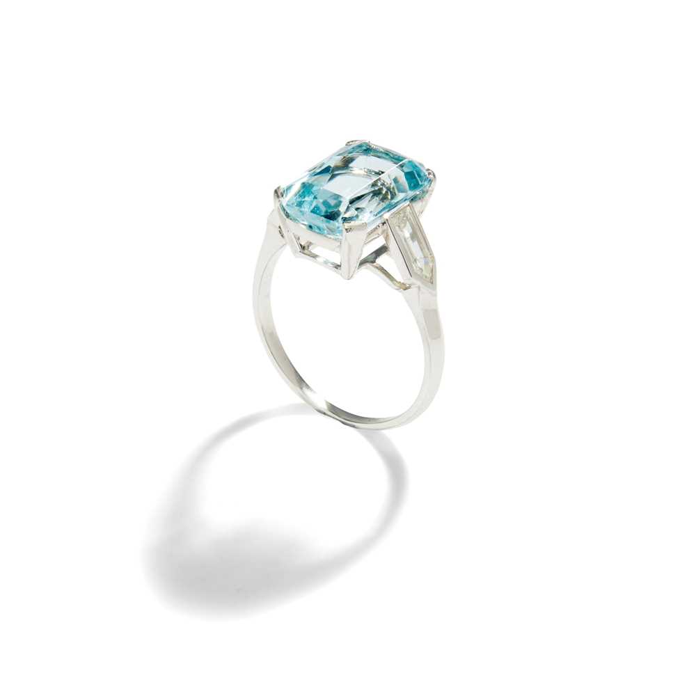 Lot 100 - An aquamarine and diamond ring