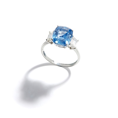 Lot 47 - A sapphire and diamond ring