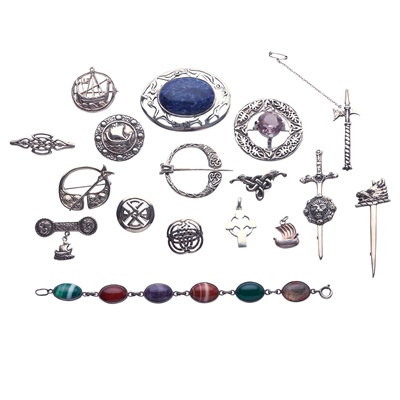 Lot 182 - IONA - A COLLECTION OF SCOTTISH PROVINCIAL JEWELLERY