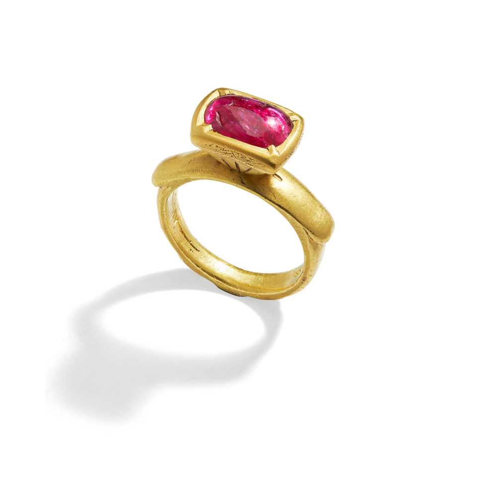 Lot 15 - An antique Indian ruby ring