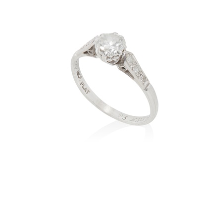 Lot 21 - A single stone diamond ring