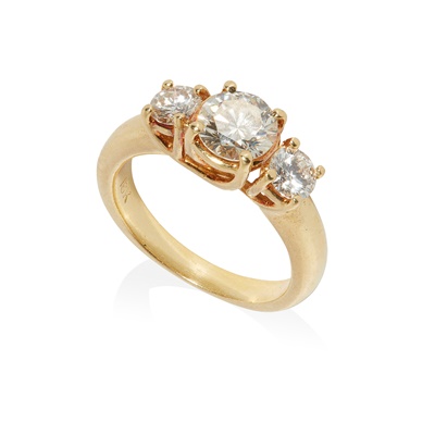 Lot 39 - A three-stone diamond ring