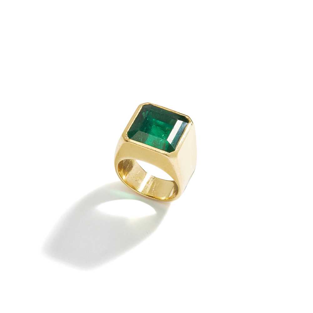 Lot 66 - An emerald single-stone ring