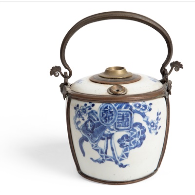 Lot 133 - BLUE AND WHITE OIL POT WITH BRASS MOUNT AND HANDLE