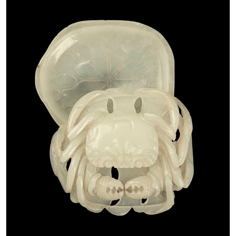Lot 117 - WHITE JADE 'CRAB' SEAL PASTE BOX AND COVER