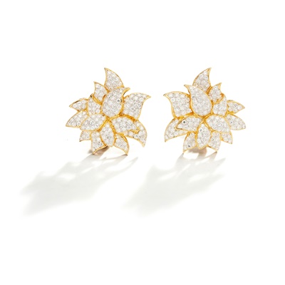 Lot 43 - A pair of diamond earrings