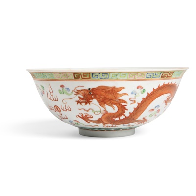 Lot 200 - FAMILLE ROSE 'DRAGON AND PHOENIX' BOWL