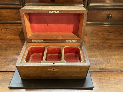 Lot 37 - A VICTORIAN ROSEWOOD AND INLAID TEA CADDY