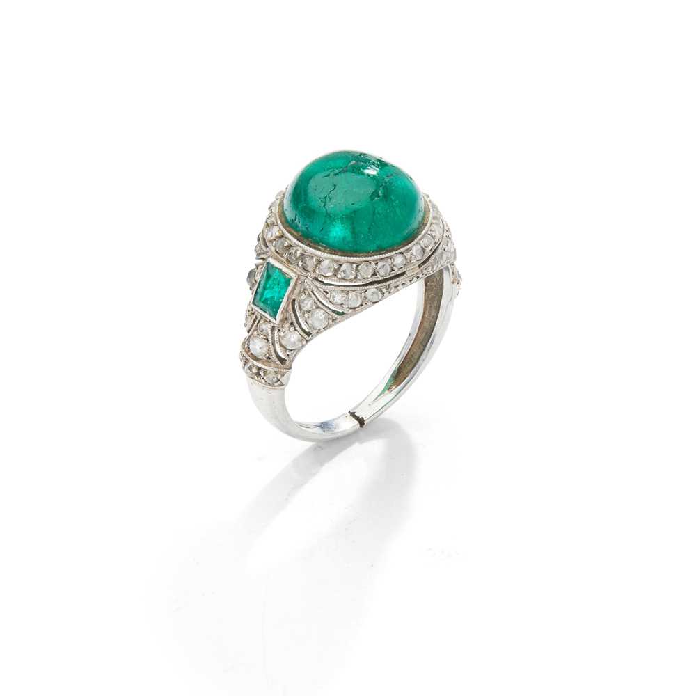 Lot 7 - An early 20th century emerald and diamond ring