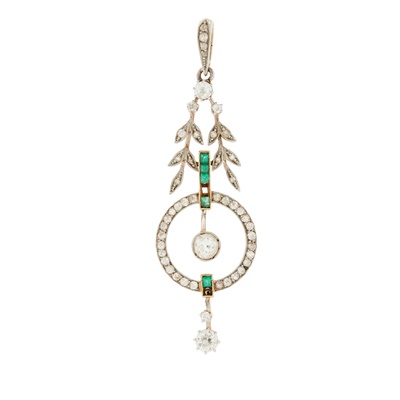 Lot 352 - An early 20th Century emerald and diamond pendant