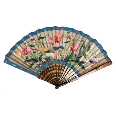 Lot 34 - LARGE LACQUERED AND PAPER 'BIRD WITH FLOWER' FAN