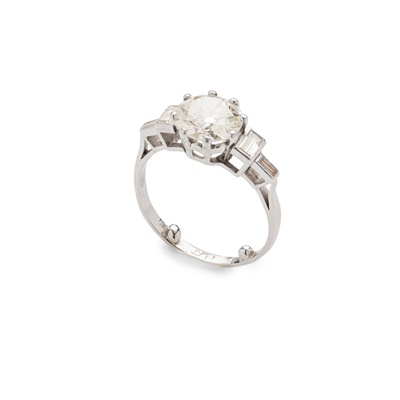 Lot 83 - A single-stone diamond ring, 1930s