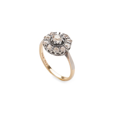 Lot 188 - A diamond cluster ring