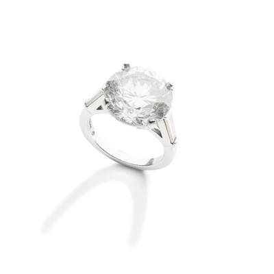Lot 114 - A diamond single-stone ring