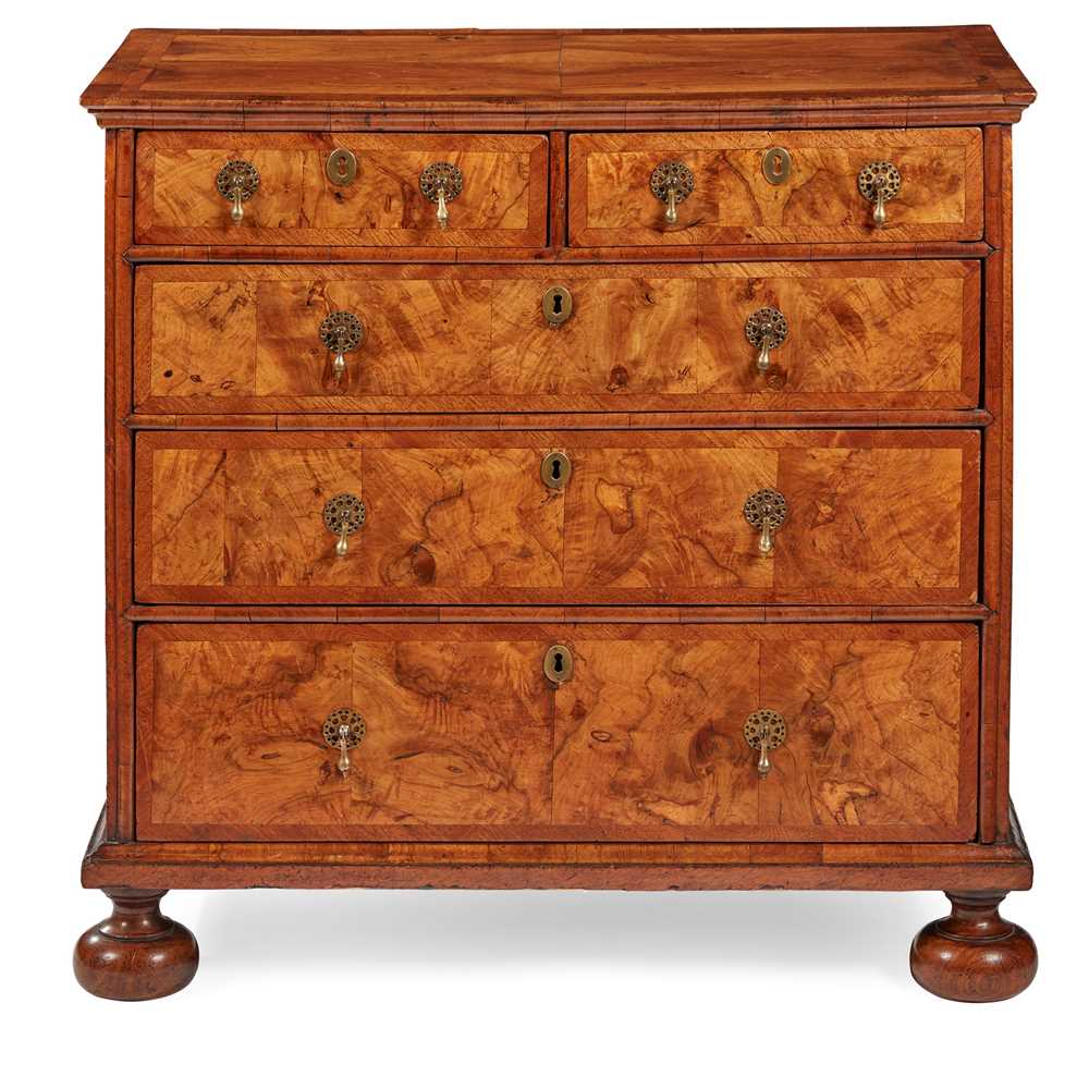 Lot 15 - QUEEN ANNE WALNUT CROSSBANDED CHEST OF DRAWERS