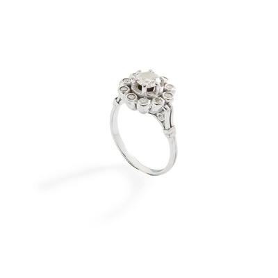 Lot 231 - A diamond cluster ring