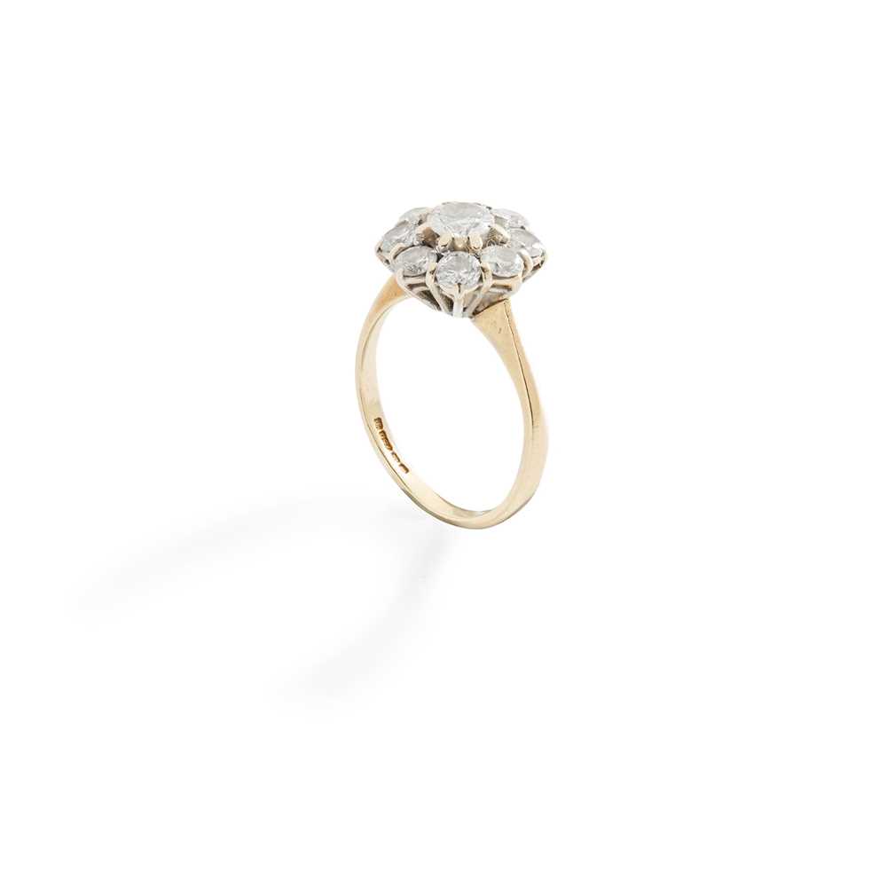 Lot 168 - A diamond cluster ring