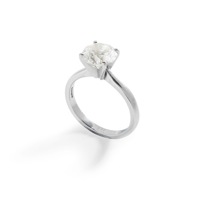 Lot 400 - A single-stone diamond ring