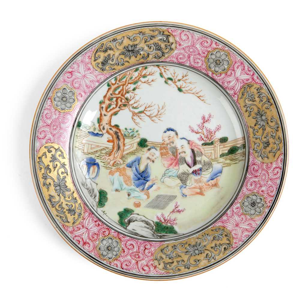 Lot 262 - GRISAILLE-DECORATED FAMILLE ROSE 'CHESS' PLATE