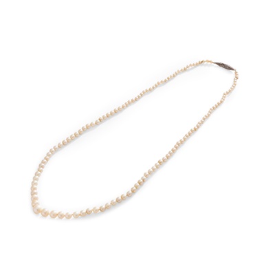 Lot 202 - A natural saltwater pearl necklace